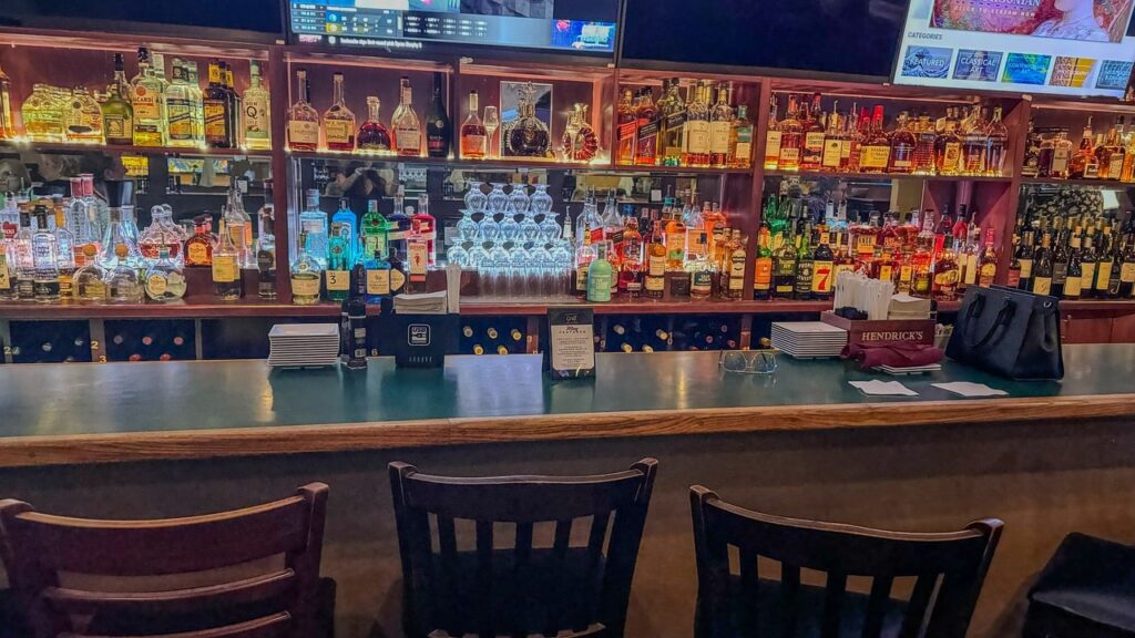 bar, lighted, alcohol-8939764.jpg